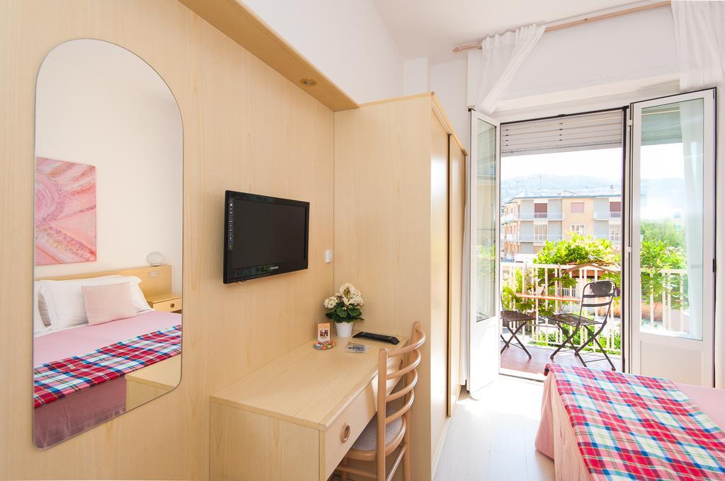 Hotel Giongo Spotorno Buitenkant foto